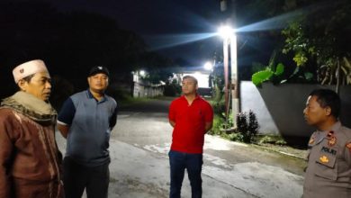 Polisi dari Polsek Cibeber cek bau bensin di Perumahan Gedong Cilegon Damai. Foto Daeng Yusvin