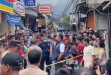 Lokasi kejadian di Cengkareng, Jakarta dikerumuni warga. Foto Yusvin