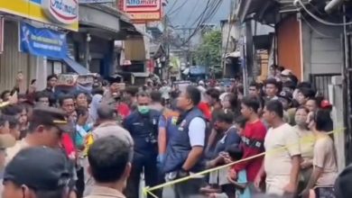 Lokasi kejadian di Cengkareng, Jakarta dikerumuni warga. Foto Yusvin