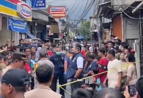 Lokasi kejadian di Cengkareng, Jakarta dikerumuni warga. Foto Yusvin