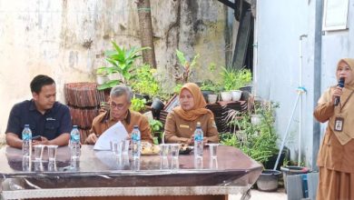 Pencairan dana bantuan untuk Program 5.000 Wirausaha Baru dari Pemkot Cilegon. Foto Daeng Yusvin