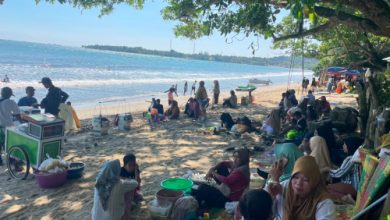 Aktivitas wisata di Pantai Anyer. Foto Biro Adpim Banten
