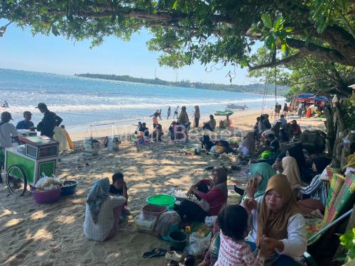 Aktivitas wisata di Pantai Anyer. Foto Biro Adpim Banten