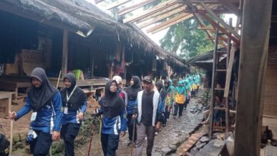 Wisatawan di permukiman Baduy. Foto Antara