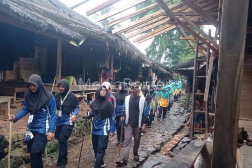 Wisatawan di permukiman Baduy. Foto Antara