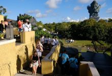 Wisatawan asing di salah satu objek wisata di Bali. Foto: WWF