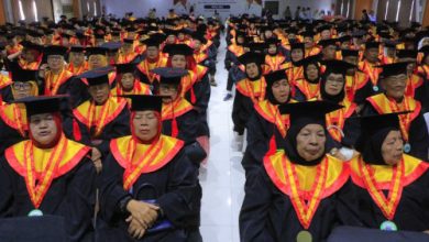 Wisuda Sekolah Lansia Bina Keluarga oleh Pemkot Tangerang. Foto Antara