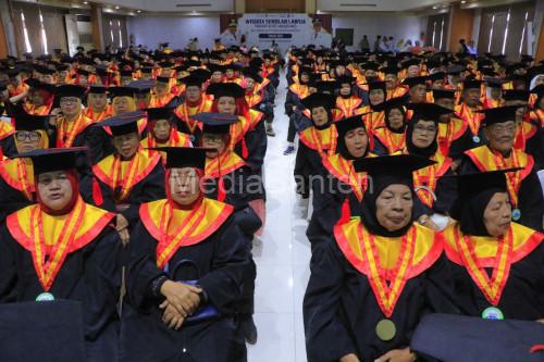 Wisuda Sekolah Lansia Bina Keluarga oleh Pemkot Tangerang. Foto Antara