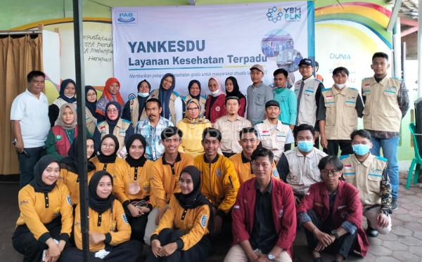 Berfoto bersama usai gelar Yankesdu di Pulo Panjang dari YBM PLN dan Peduli Amanah Bersama. Foto: Yanti Harahap - YBM PLN