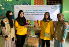 Tim YBM PLN gelar layanan dapur gizi di Tamanjaya, Kabupaten Pandeglang. Foto: Yanti Harahap - YBM PLN