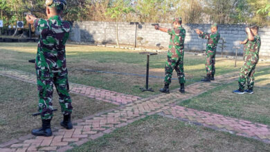Prajurit Yonkapa 2 Mar berlatih menembak dengan pistol. Foto: Munawir - Menkav 2 Mar