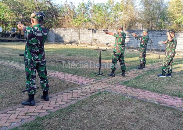 Prajurit Yonkapa 2 Mar berlatih menembak dengan pistol. Foto: Munawir - Menkav 2 Mar