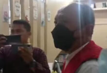 Mantan Kadisperindag UKM Kota Serang ditahan Kejari Serang. Foto: Hendra Hermawan