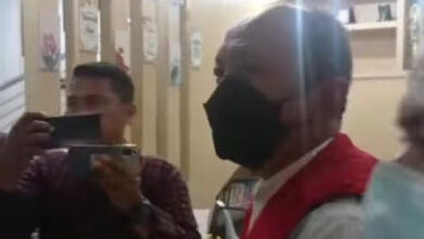 Mantan Kadisperindag UKM Kota Serang ditahan Kejari Serang. Foto: Hendra Hermawan