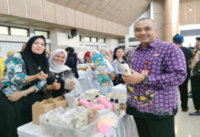 Bupati Tangerang, Ahmed Zaki Iskandar di stand Creamy Cendol. Foto: Iqbal Kurnia
