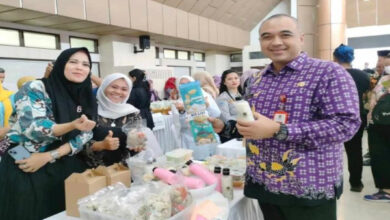 Bupati Tangerang, Ahmed Zaki Iskandar di stand Creamy Cendol. Foto: Iqbal Kurnia