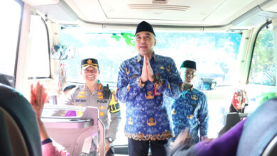 Bupati Tangerang, Ahmed Zaki Iskandar melepas 28 bus mudik gratis. Foto: Porkompim Tangerang