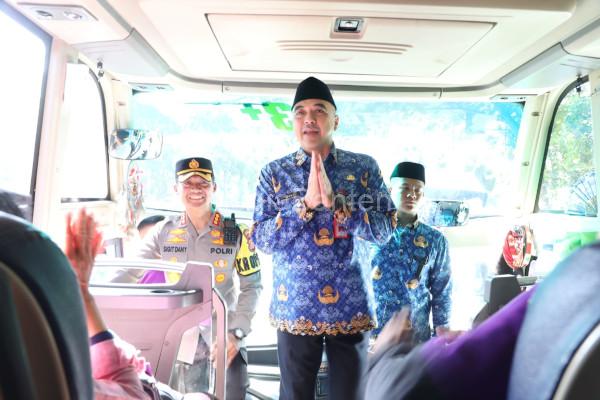 Bupati Tangerang, Ahmed Zaki Iskandar melepas 28 bus mudik gratis. Foto: Porkompim Tangerang
