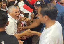 Ketua Projo Banten, Zulhamedi Syamsi saat bersalama dengan Jokowi. Foto: Ucu