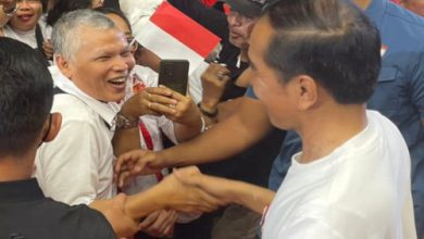 Ketua Projo Banten, Zulhamedi Syamsi saat bersalama dengan Jokowi. Foto: Ucu
